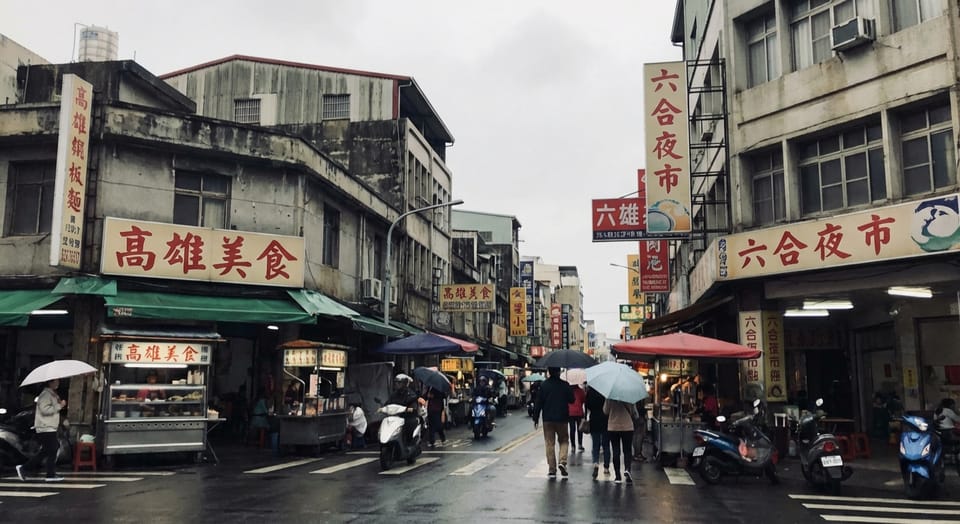 港都雨落時：在六合夜市的街角，遇見最真實的高雄日常