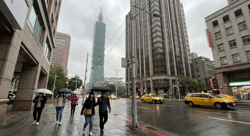 傘下的台北溫度：煙雨信義區的日常漫步